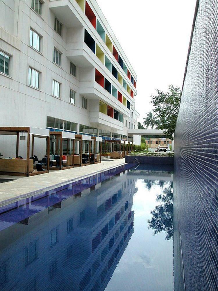 The Park Bangalore, Mg Road Εξωτερικό φωτογραφία The hotel's pool